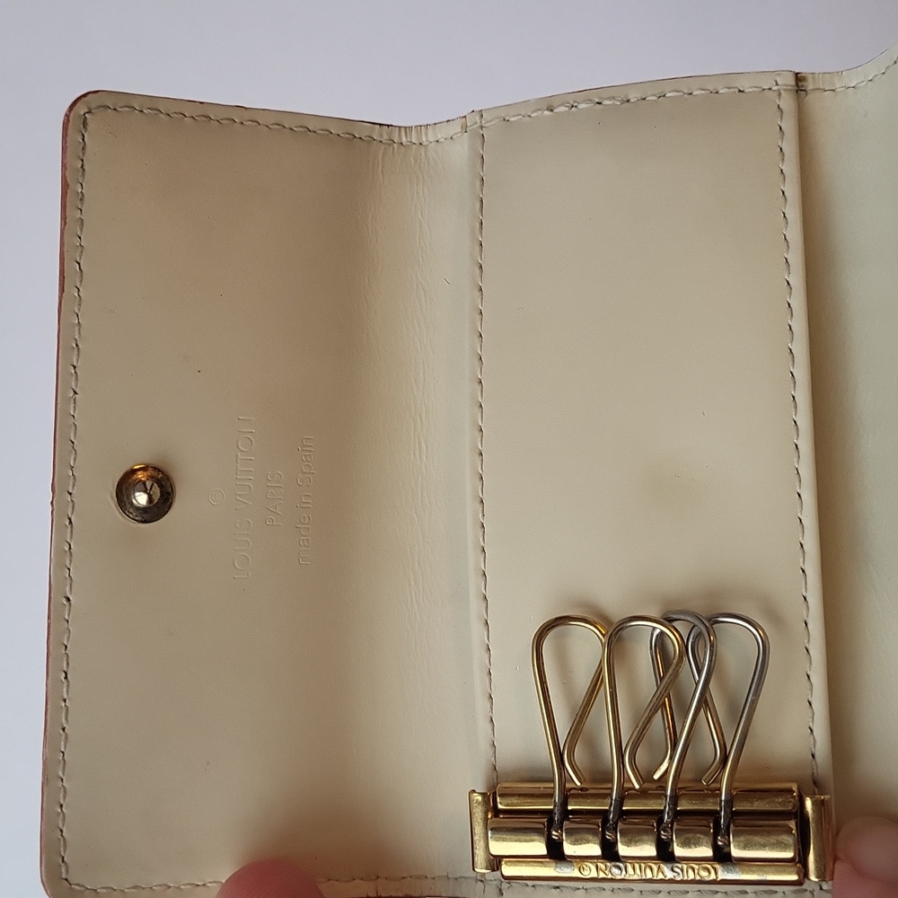 Louis Vuitton - Picture 3 of 5